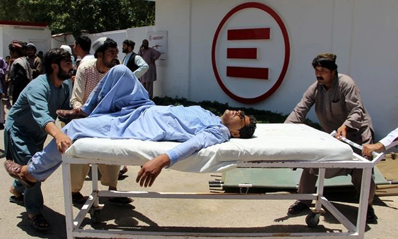 Cấp cứu người bị thương trong vụ đánh bom chi nhánh Ngân hàng New Kabul ở Lashkar Gah, tỉnh Helmand, Afghanistan, ngày 22-6-2017. Ảnh: REUTERS