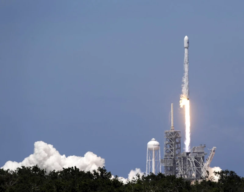 SpaceX đưa thành công 10 vệ tinh viễn thông lên quỹ đạo