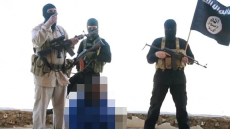 IS công bố video hành quyết một người bị nhóm này bắt giữ - Ảnh: Mirror.