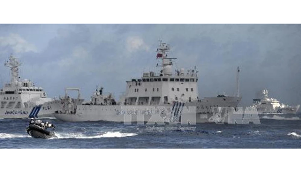 Tàu hải giám Trung Quốc (giữa) gần khu vực quần đảo tranh chấp Senkaku/Điếu Ngư trên Biển Hoa Đông. Ảnh: TTXVN