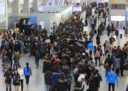 Sân bay quốc tế Incheon ở Seoul, Hàn Quốc, chật cứng du khách vào dịp Tết Nguyên đán 2017, khi Trung Quốc chưa cấm tour Hàn Quốc. Ảnh: YONHAP