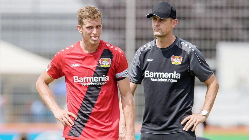  HLV Heiko Herrlich (phải) trong một buổi tập của Leverkusen.