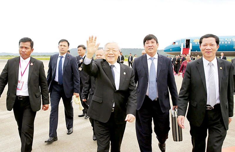 Tổng Bí thư Nguyễn Phú Trọng vẫy chào nhân dân tỉnh Preah Sihanouk dự lễ tiễn tại sân bay quốc tế Sihanouk, Campuchia