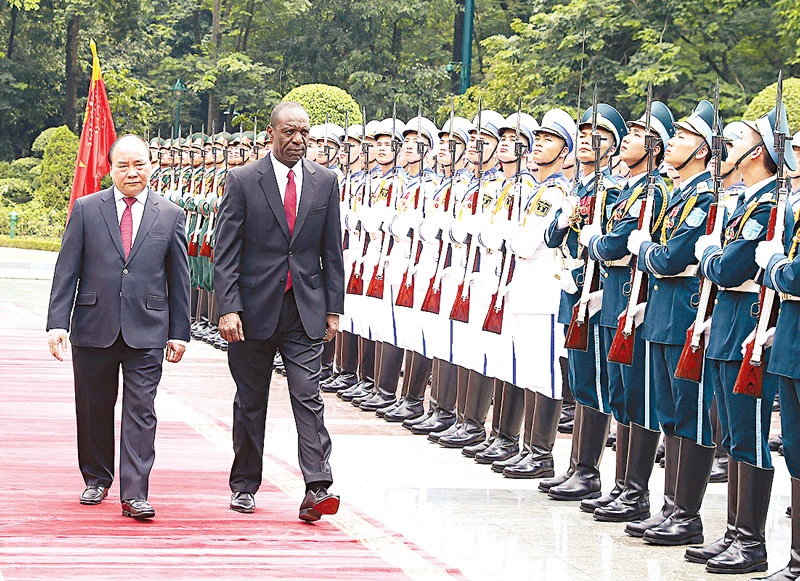 Thủ tướng Nguyễn Xuân Phúc và Thủ tướng nước Cộng hòa Mozambique Carlos Agostinho do Rosario duyệt Đội Danh dự Quân đội Nhân dân Việt Nam