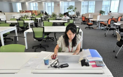 Quang cảnh vắng vẻ tại trụ sở một công ty ở Nhật Bản ngày 24-7, ngày làm việc từ xa đầu tiên được phát động ở nước này. Ảnh: JAPAN TIMES 
