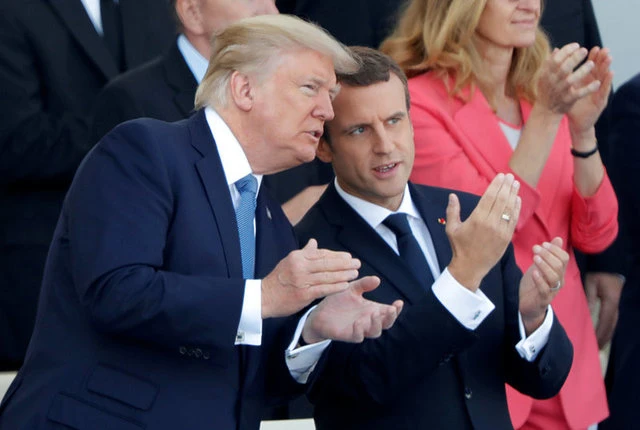 Tổng thống Mỹ Donald Trump và người đồng cấp Pháp Emmanuel Macron trò chuyện vui vẻ. Photo Courtesy: Reuters