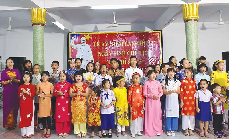 Các cháu bé ở Udon Thani đồng ca bài Ai yêu Bác Hồ Chí Minh hơn thiếu niên nhi đồng