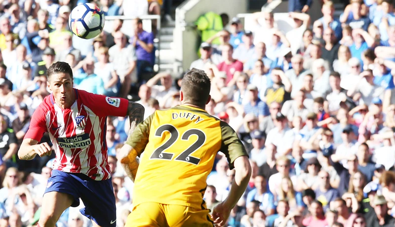 Torres và pha đánh đầu ghi bàn vào lưới Brighton.