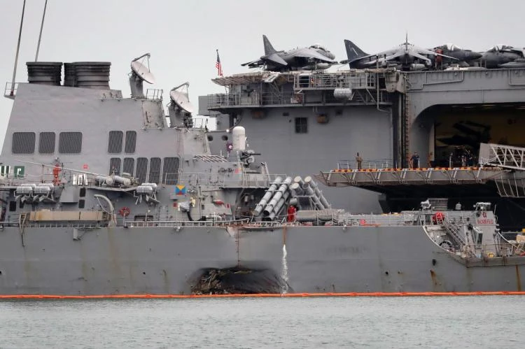 Tàu khu trục Mỹ USS John S. McCain bị hư hỏng sau vụ va chạm neo tại căn cứ hải quân Changi của Singapore, ngày 22-8-2017. Ảnh: AP
