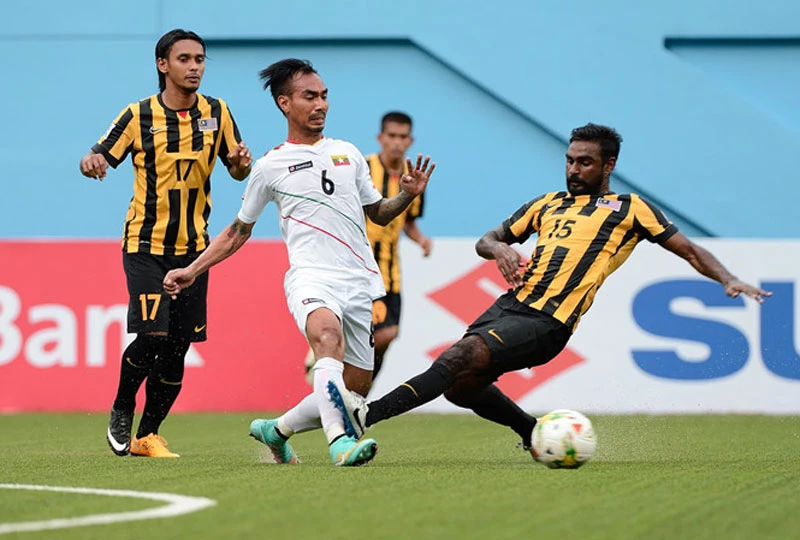 U22 Malaysia (áo sậm) giành vé vào bán kết khi thắng U22 Myanmar 3-1.