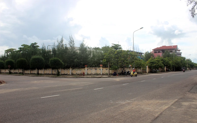 Dự án tổ hợp cao cấp Mường Thanh gần như bỏ hoang trên khu “đất vàng” giữa thành phố Tuy Hòa