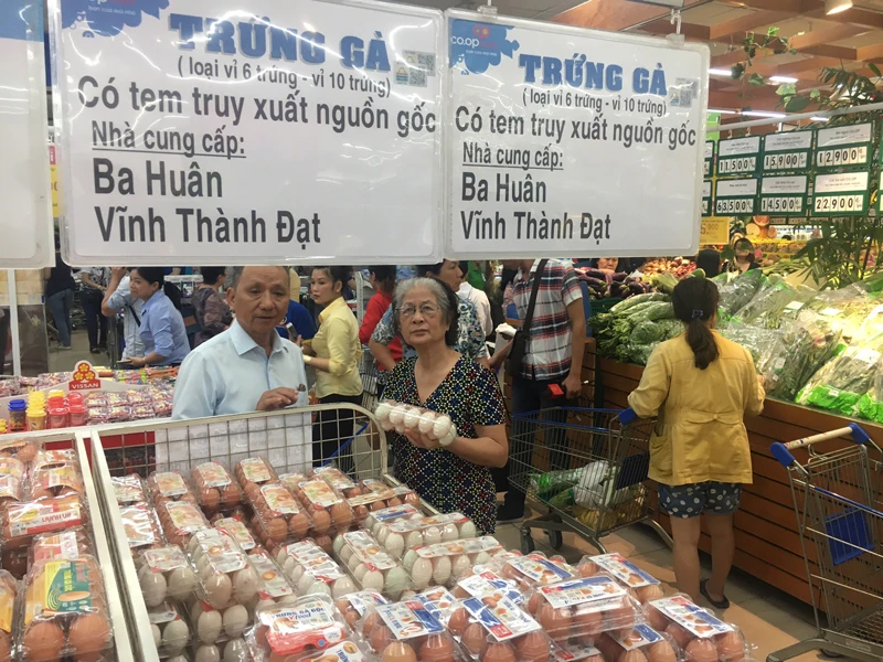 Người tiêu dùng mua trứng có truy xuất nguồn gốc tại siêu thị Co.opmart Đinh Tiên Hoàng