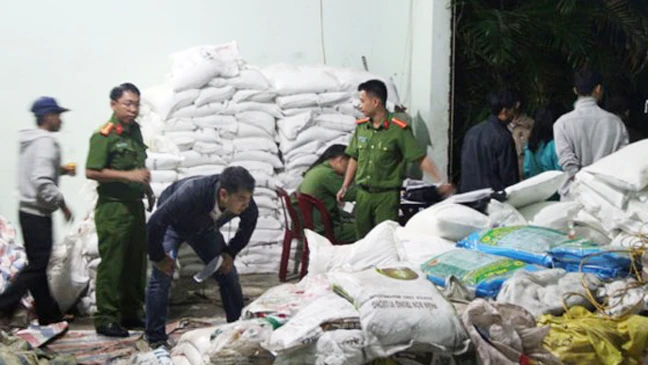 Một cơ sở sản xuất phân bón giả ở Bảo Lộc, Lâm Đồng bị cơ quan chức năng bắt giữ tháng 9-2016.