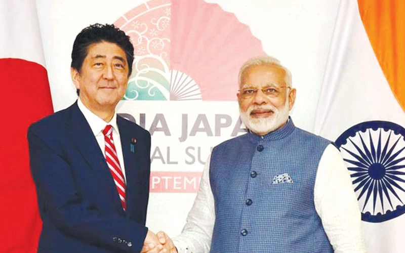 Thủ tướng Ấn Độ Narendra Modi (phải) và Thủ tướng Nhật Bản Shinzo Abe