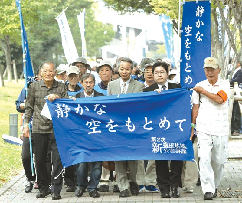 Cư dân gần căn cứ không quân Yokota tuần hành phản đối