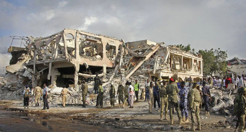 Lực lượng an ninh và cứu hộ Somalia tìm kiếm nạn nhân dưới các tòa nhà bị bom phá hủy ở Mogadishu, ngày 15-10-2017. Ảnh: AP