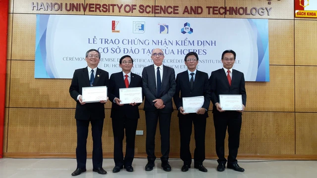 Đại diện hội đồng HCERES trao chứng nhận kiểm định cơ sở đào tạo cho 4 trường đại học đầu tiên ở Việt Nam