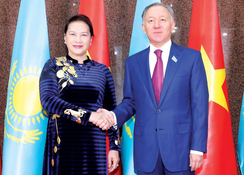 Chủ tịch Quốc hội Nguyễn Thị Kim Ngân hội đàm Chủ tịch Hạ viện Kazakhstan Nurlan Nigmatulin