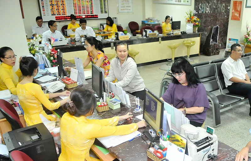 Giao dịch tại Saigon Bank Ảnh: CAO THĂNG