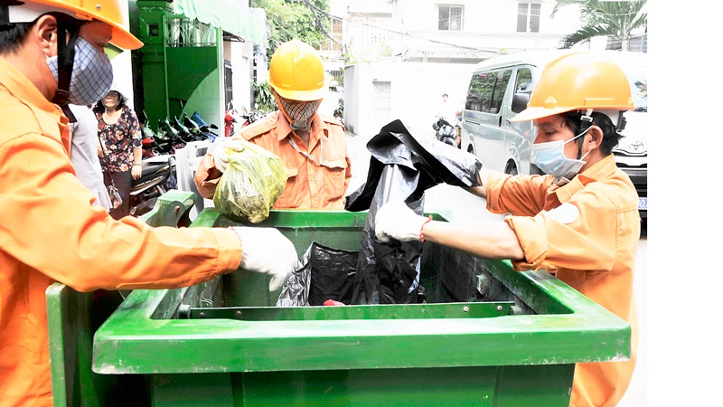 Thu gom rác phân loại tại nguồn ở hẻm 25 Nguyễn Bỉnh Khiêm, quận 1 Ảnh: CAO THĂNG 
