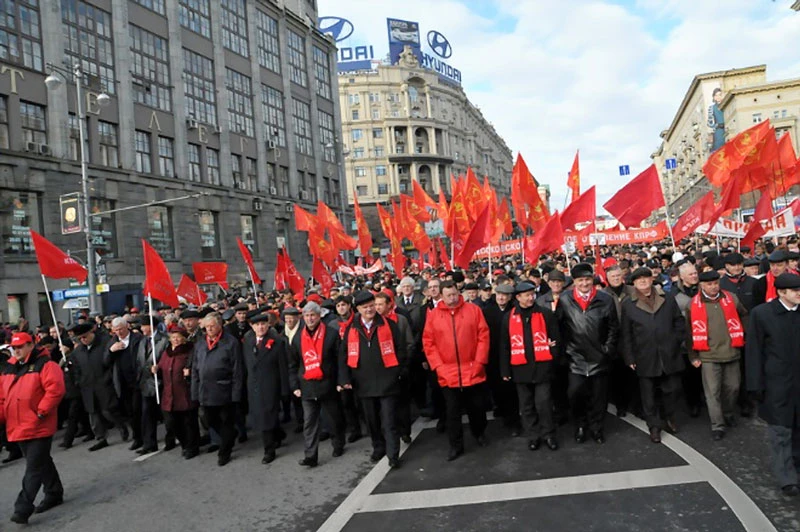 Người dân Mátxcơva diễu hành kỷ niệm Cách mạng Tháng Mười (Russia Today) Ảnh tư liệu 