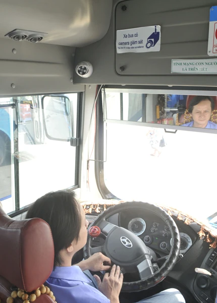 Camera giám sát an ninh được gắn trên xe buýt sẽ góp phần đảm bảo an ninh cho hành khách Ảnh: THÀNH TRÍ