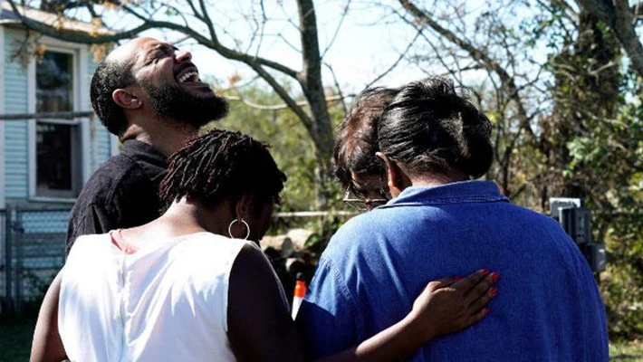 Người dân địa phương đau khổ vì mất người thân, bạn bè trong vụ xả súng nhà thờ ở bang Texas - Ảnh: Reuters.