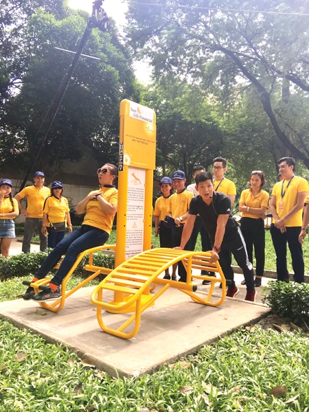 Sun Life Việt Nam tặng máy tập thể dục cho công viên Tao Đàn