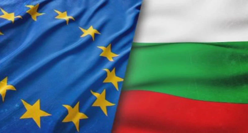 Cờ EU và Bulgaria. Ảnh: Balcaniacaucaso.