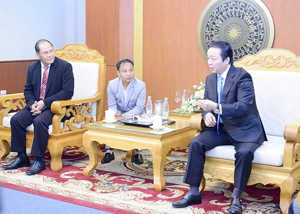 Trước đó, Bộ trưởng Trần Hồng Hà cũng đã chia sẻ kinh nghiệm quản lý đất đai với đồng chí Bounpone Sisoulath Chủ nhiệm Ủy ban Kinh tế, Công nghệ và Môi trường, Quốc hội Lào. Ảnh: TNMT
