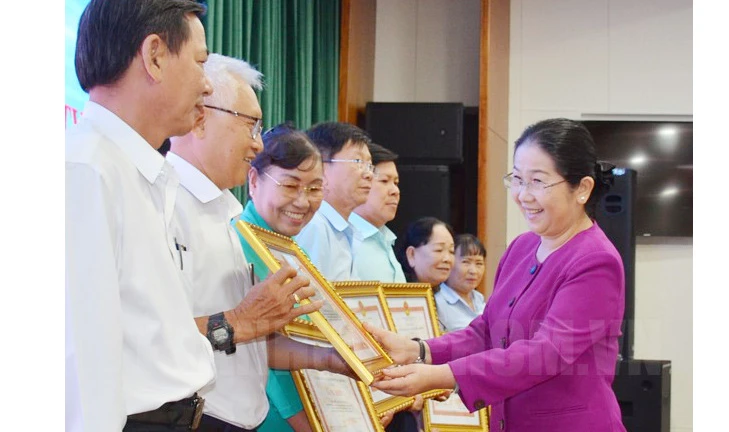 Phó Bí thư Thành ủy TPHCM Võ Thị Dung trao Bằng khen cho các tập thể, cá nhân tại hội nghị. Ảnh: hcmcpv