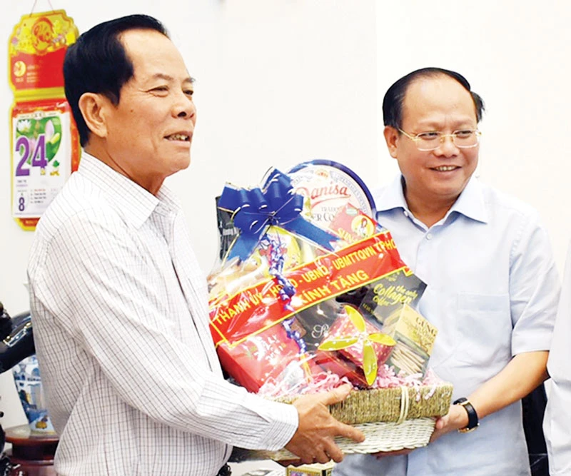 Phó Bí thư Thường trực Thành ủy TPHCM Tất Thành Cang thăm, tặng quà Thiếu tướng Lê Minh Thắng, nguyên Phó Tư lệnh Quân khu 7