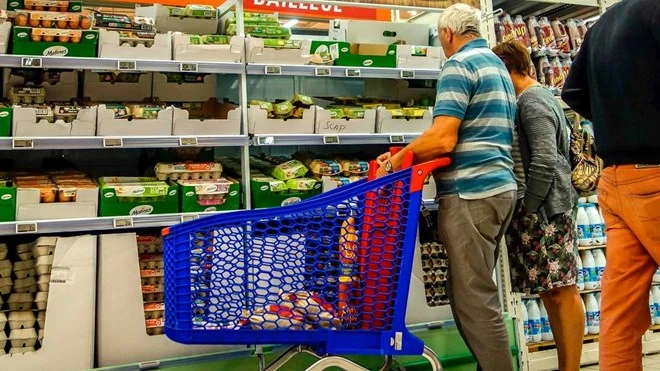 Mua sắm tại siêu thị ở Pháp. Nguồn: THE NATIONAL