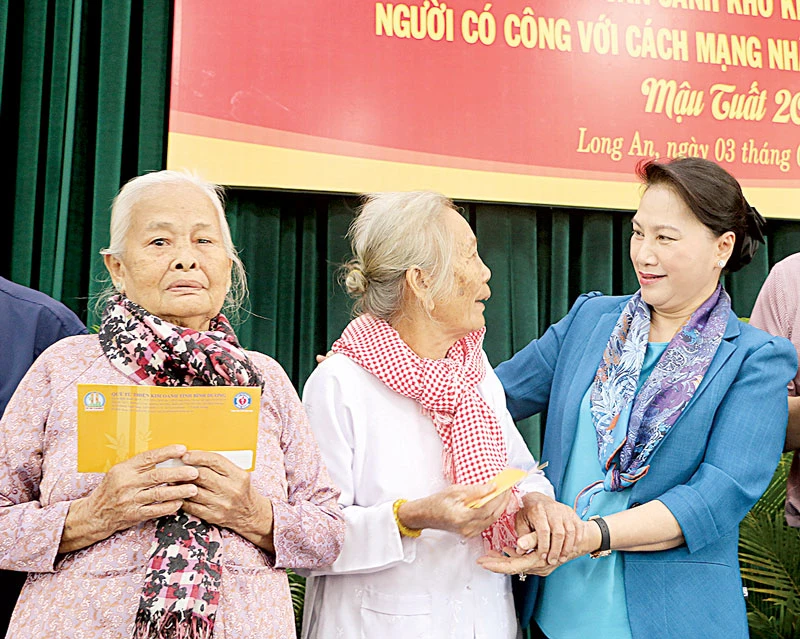 Chủ tịch Quốc hội Nguyễn Thị Kim Ngân thăm hỏi, trao quà tặng người nghèo ở Long An. Ảnh: TTXVN