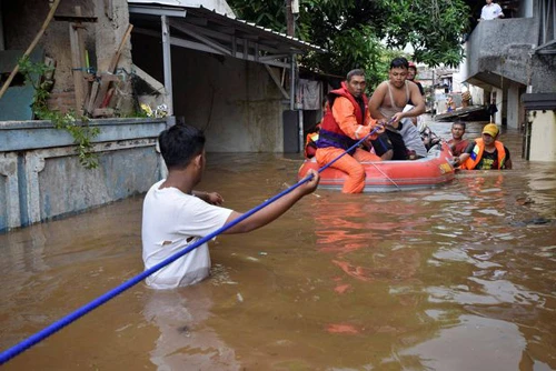 Nhân viên cứu hộ sơ tán người dân từ một khu vực bị ngập nước ở Pasar Minggu, Nam Jakarta, Indonesia, ngày 5-2-2018. Ảnh: REUTERS