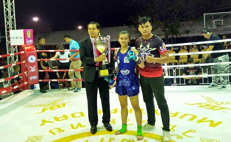 Nữ võ sĩ Hữu Hiếu nhận cúp vô địch hạng cân 48kg