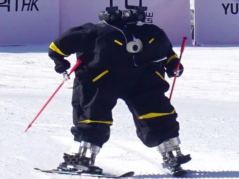 Thi robot trượt tuyết đầu tiên trên thế giới
