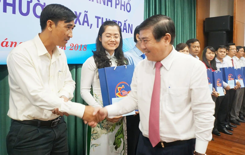 Chủ tịch UBND TPHCM Nguyễn Thành Phong khen thưởng 24 chủ tịch UBND phường - xã - thị trấn dẫn đầu phong trào thi đua của 24 quận - huyện