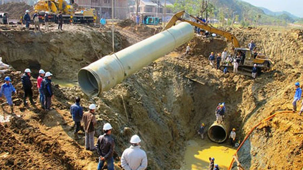  Đường ống nước sông Đà bị vỡ đang được lực lượng chức năng khắc phục.