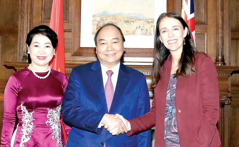 Thủ tướng New Zealand Jacinda Ardern đón tiếp Thủ tướng Nguyễn Xuân Phúc và phu nhân Ảnh: TTXVN