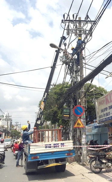 Công nhân Công ty Điện lực Sài Gòn bảo trì, nâng cấp lưới điện trên đường Cách Mạng Tháng Tám (quận 3)