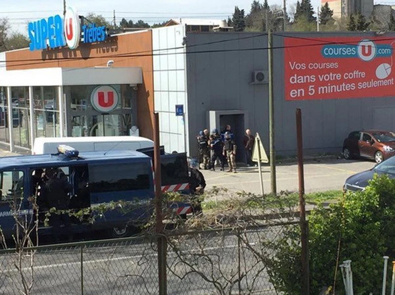 Cảnh sát phong tỏa hiện trường vụ nổ súng bắt giữ con tin tại siêu thị ở Trebes. (Ảnh: Reuters/TTXVN)