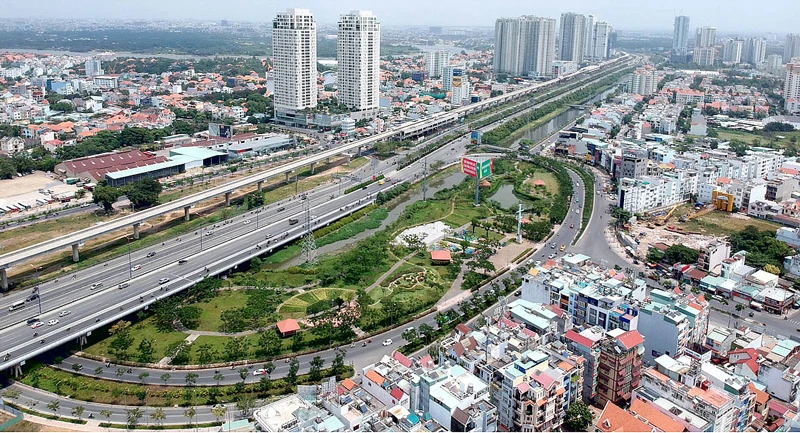 Khu dân cư quận 2 bên xa lộ Hà Nội, tuyến metro số 1 Bến Thành - Suối Tiên Ảnh: CAO THĂNG