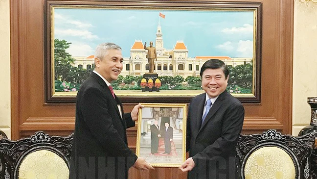 Chủ tịch UBND TPHCM Nguyễn Thành Phong tiếp ông Hanif Salim. Ảnh: hcmcpv
