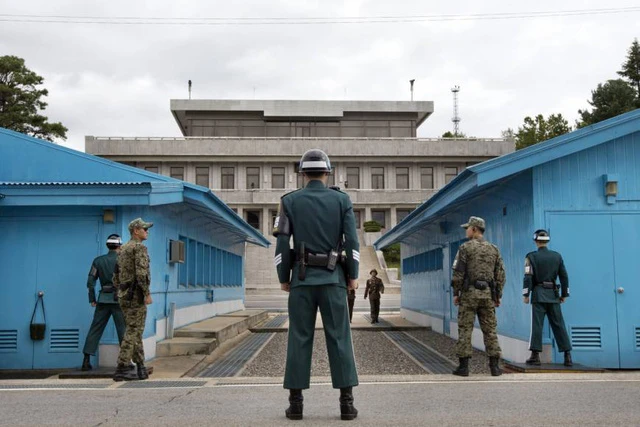 Binh sĩ Hàn Quốc và Triều Tiên ở làng đình chiến, nơi dự kiến diễn ra hội nghị thượng đỉnh liên Triều vào ngày 27/4. (Ảnh: Reuters)