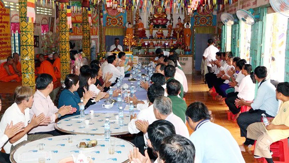 Chúc mừng Tết Chôl Chnăm Thmây tại chùa KhemMapaPhia, ấp 5, xã Vĩnh Trung, huyện Vị Thủy, tỉnh Hậu Giang. Ảnh: TTXVN