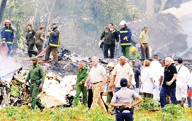 Chủ tịch Cuba Diaz-Canel đến hiện trường vụ tai nạn