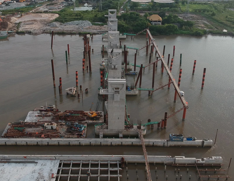 Công trình xây dựng cống ngăn triều chống ngập Mương Chuối Ảnh: CAO THĂNG