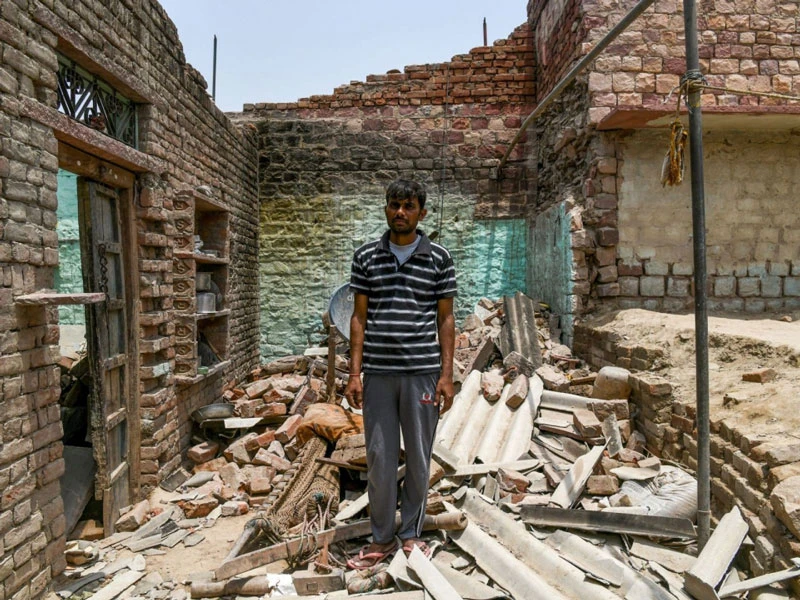 Một người đàn ông Ấn Độ đứng trên đống đổ nát của ngôi nhà đã bị phá hủy trong cơn bão. (Nguồn: Sky News)