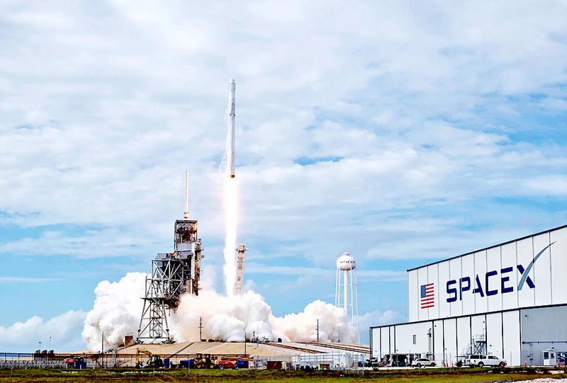 SpaceX hoãn kế hoạch đưa du khách lên Mặt Trăng